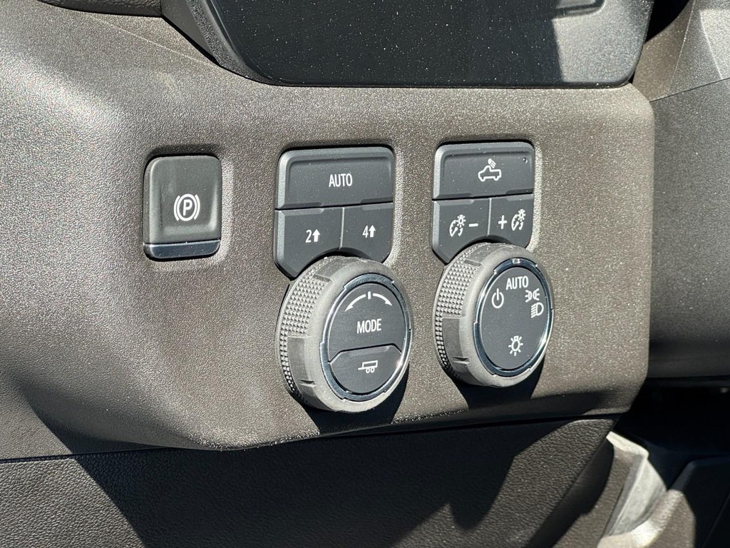 Chevrolet Silverado 1500 Vehicle Full-screen Gallery Image 16