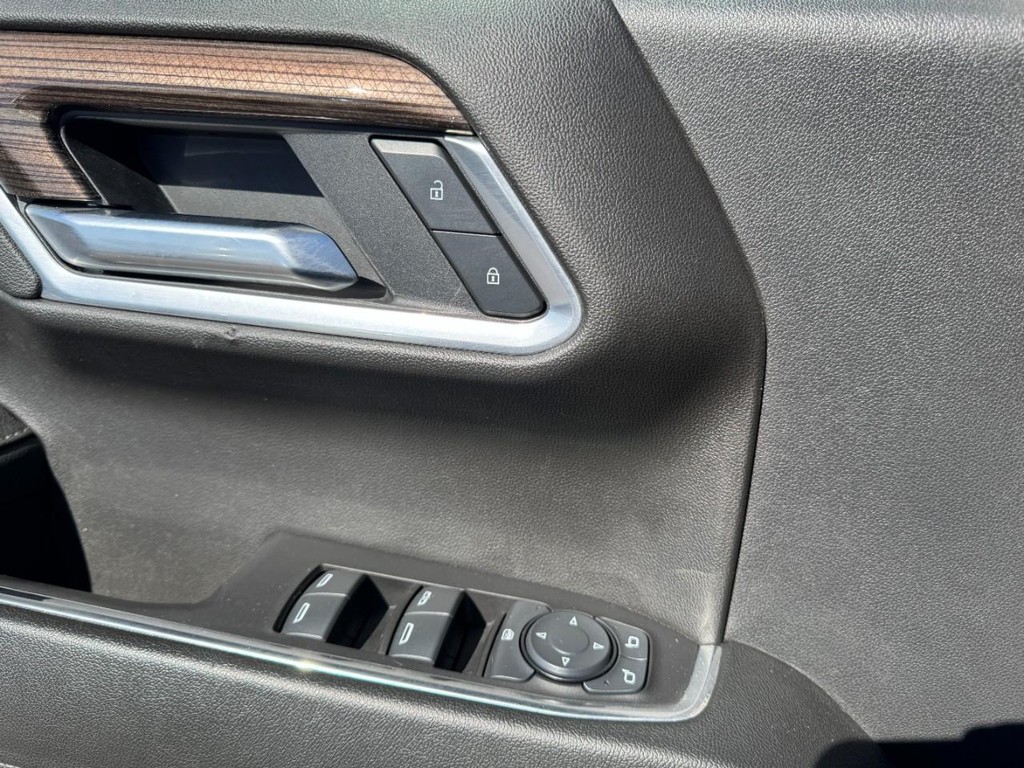 Chevrolet Silverado 1500 Vehicle Full-screen Gallery Image 15