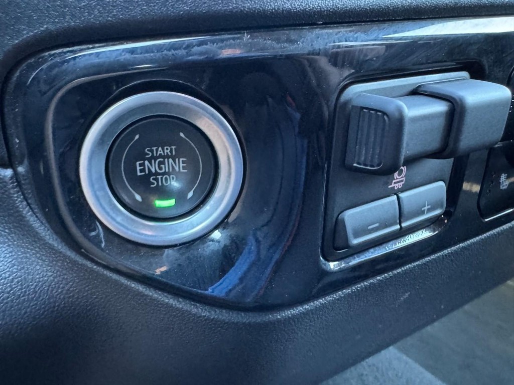 Chevrolet Silverado 1500 Vehicle Full-screen Gallery Image 23