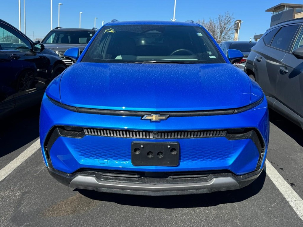 Chevrolet Equinox EV Vehicle Full-screen Gallery Image 02