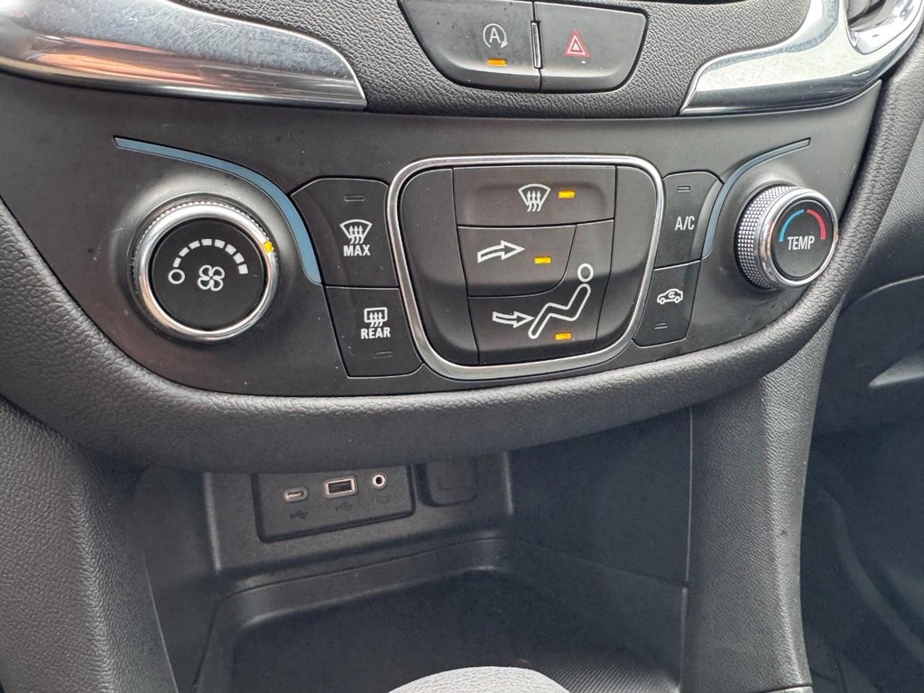 Chevrolet Equinox Vehicle Full-screen Gallery Image 17