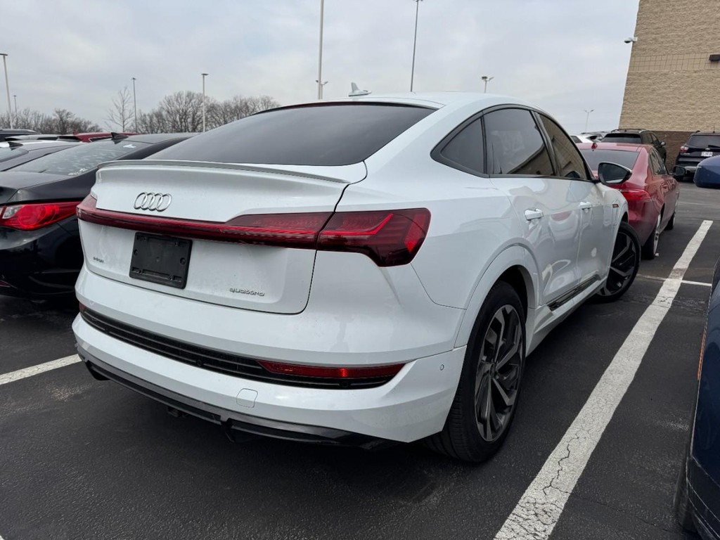 Audi e-tron Sportback Vehicle Full-screen Gallery Image 02