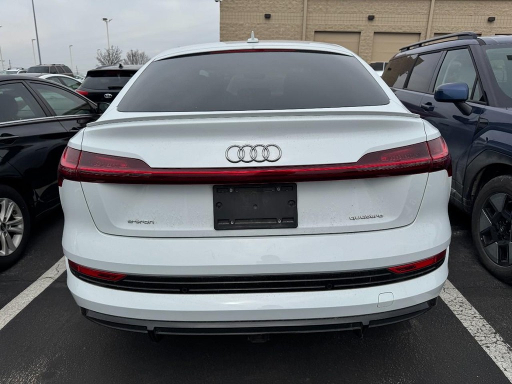 Audi e-tron Sportback Vehicle Full-screen Gallery Image 03