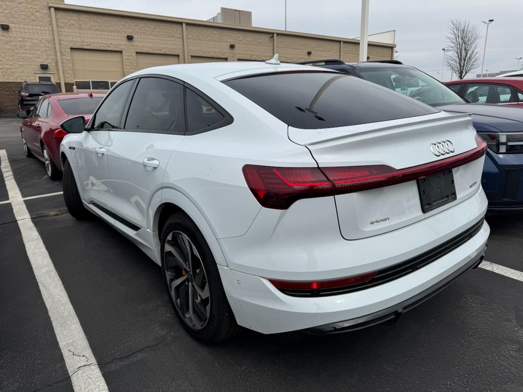 Audi e-tron Sportback Vehicle Full-screen Gallery Image 04