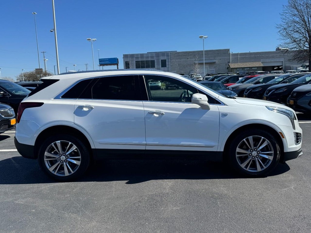 Cadillac XT5 Vehicle Full-screen Gallery Image 02