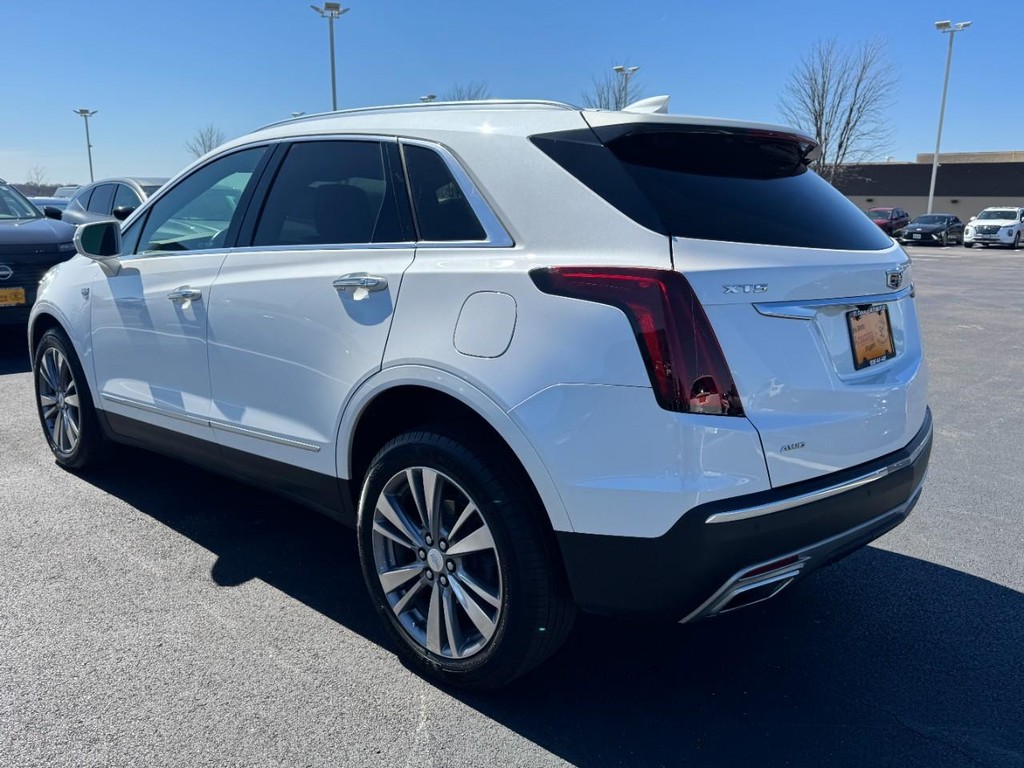 Cadillac XT5 Vehicle Full-screen Gallery Image 05