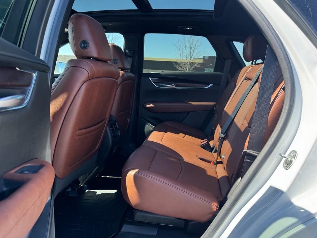 Cadillac XT5 Vehicle Full-screen Gallery Image 10