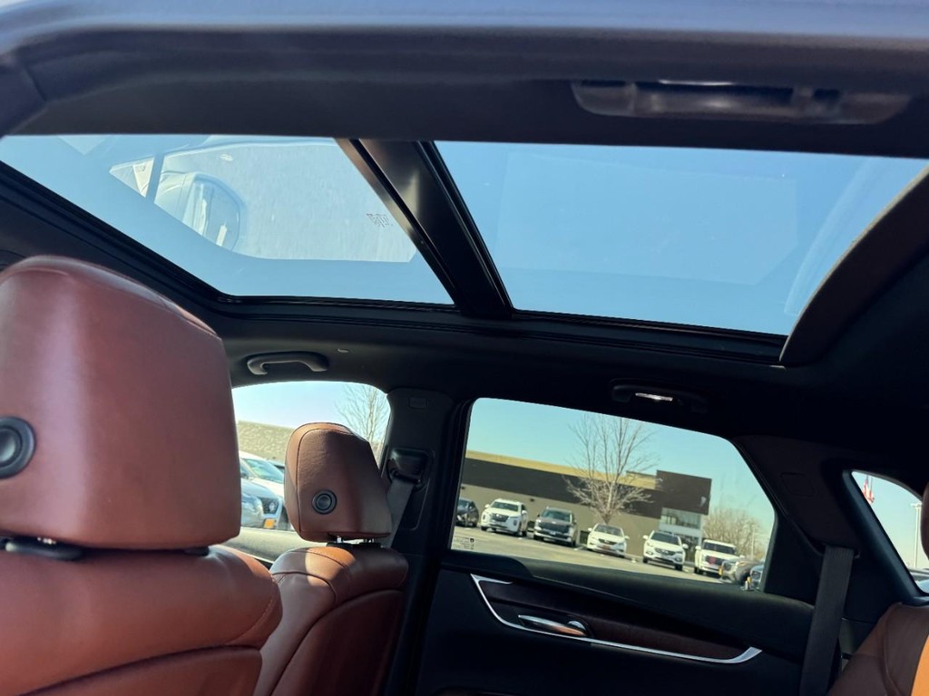 Cadillac XT5 Vehicle Full-screen Gallery Image 11