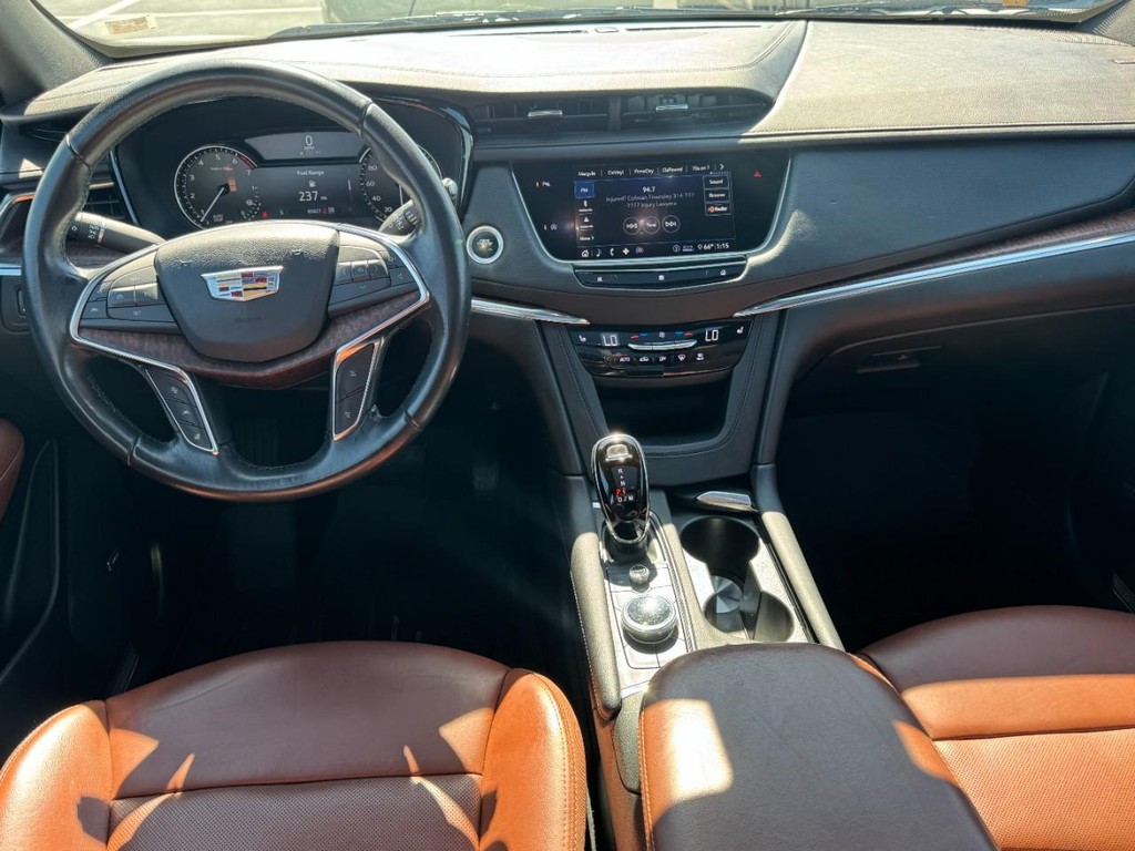 Cadillac XT5 Vehicle Full-screen Gallery Image 12