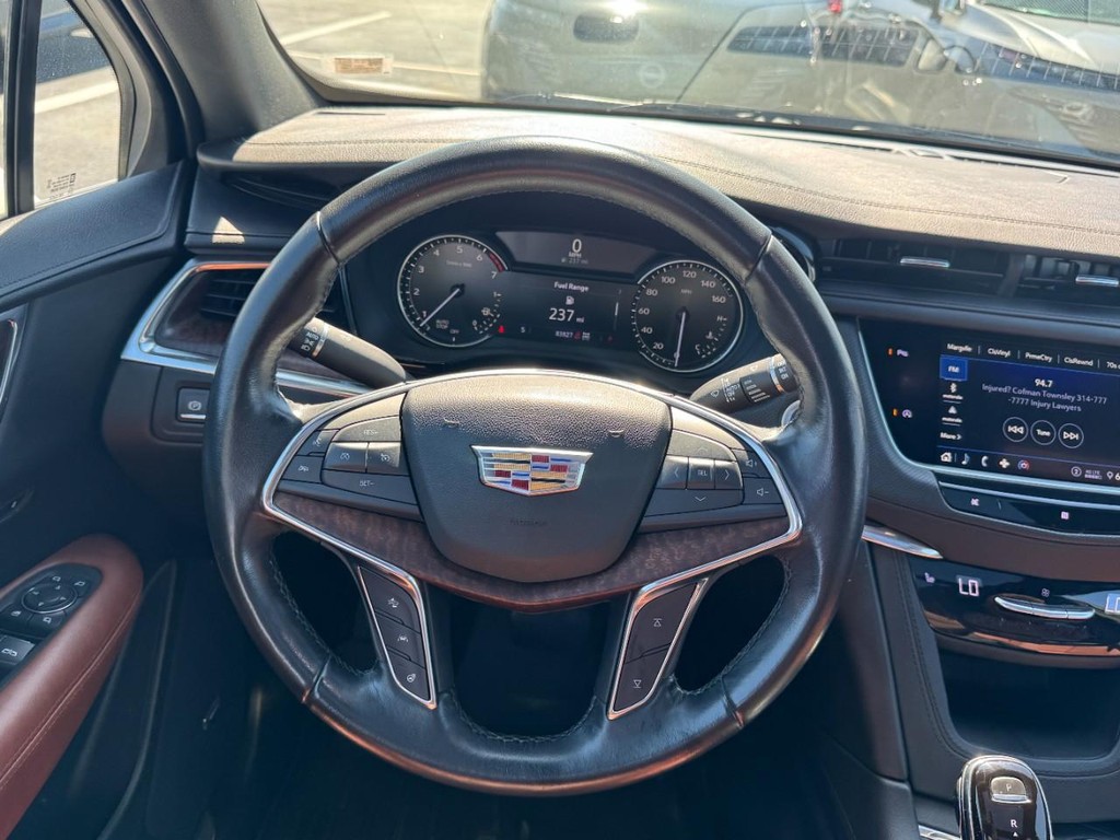 Cadillac XT5 Vehicle Full-screen Gallery Image 13