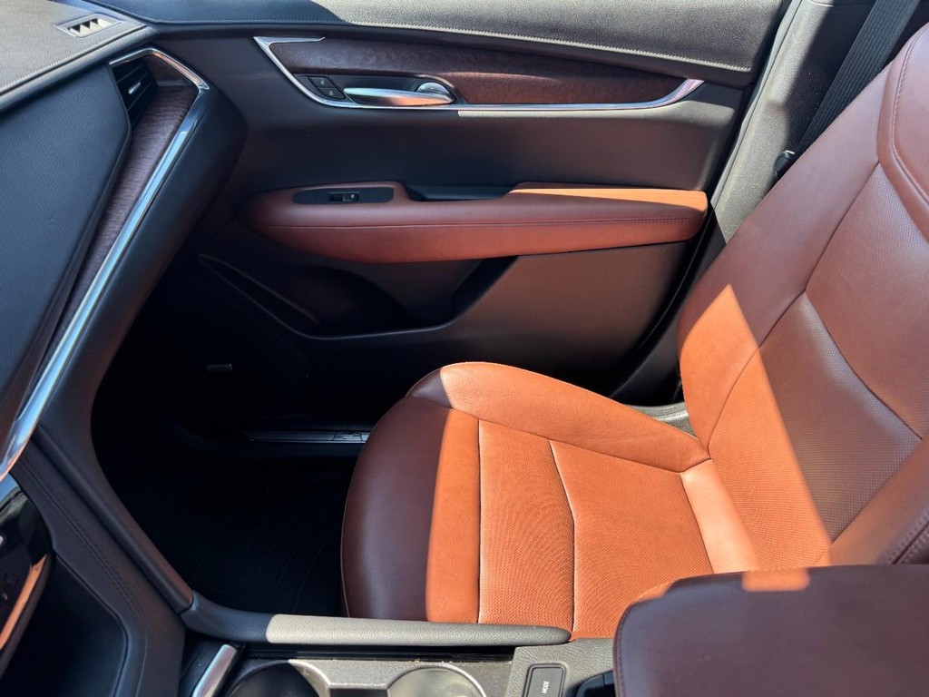 Cadillac XT5 Vehicle Full-screen Gallery Image 14