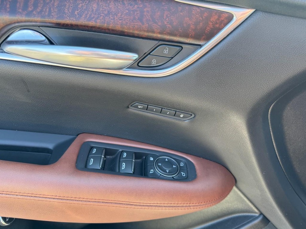 Cadillac XT5 Vehicle Full-screen Gallery Image 16