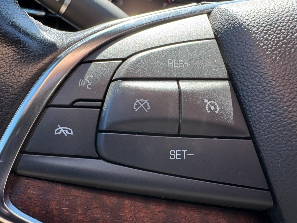 Cadillac XT5 Vehicle Full-screen Gallery Image 17