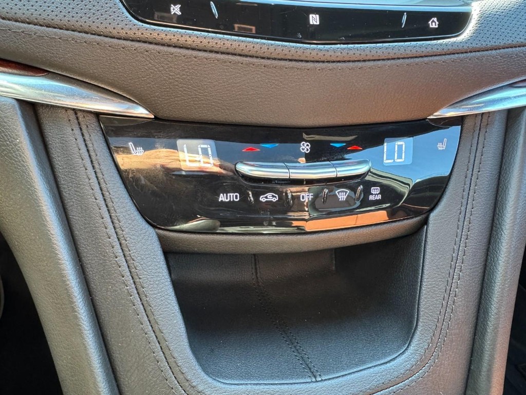 Cadillac XT5 Vehicle Full-screen Gallery Image 19