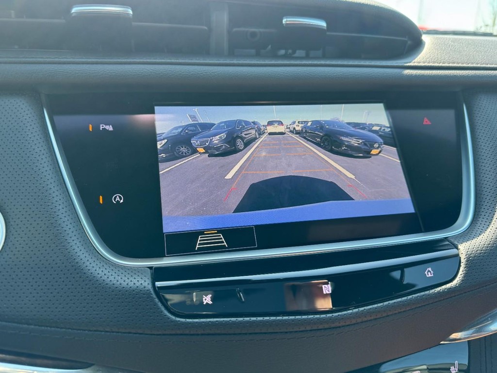 Cadillac XT5 Vehicle Full-screen Gallery Image 21