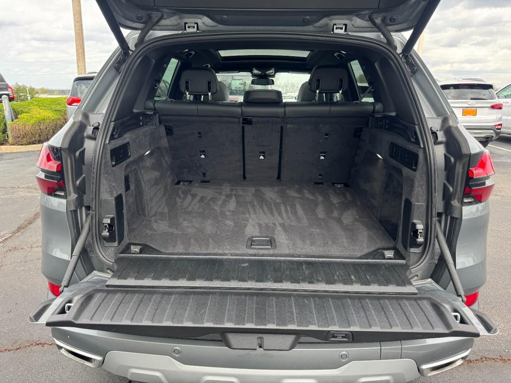 BMW X5 Vehicle Full-screen Gallery Image 06