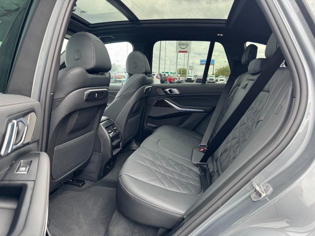 BMW X5 Vehicle Full-screen Gallery Image 10