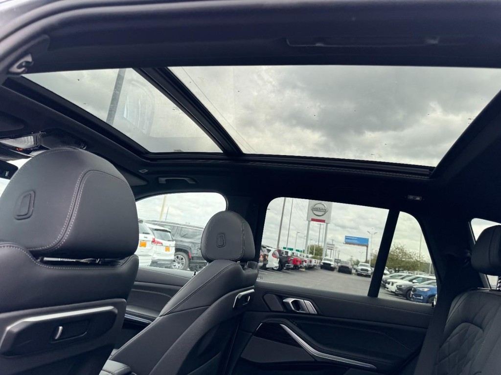 BMW X5 Vehicle Full-screen Gallery Image 11