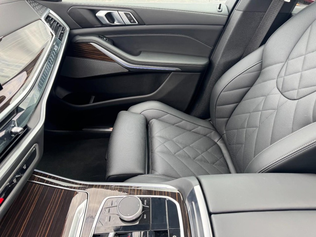 BMW X5 Vehicle Full-screen Gallery Image 14