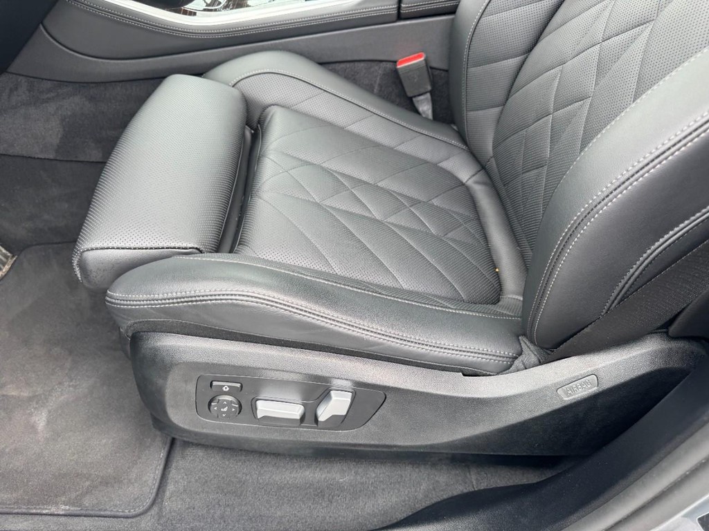 BMW X5 Vehicle Full-screen Gallery Image 15