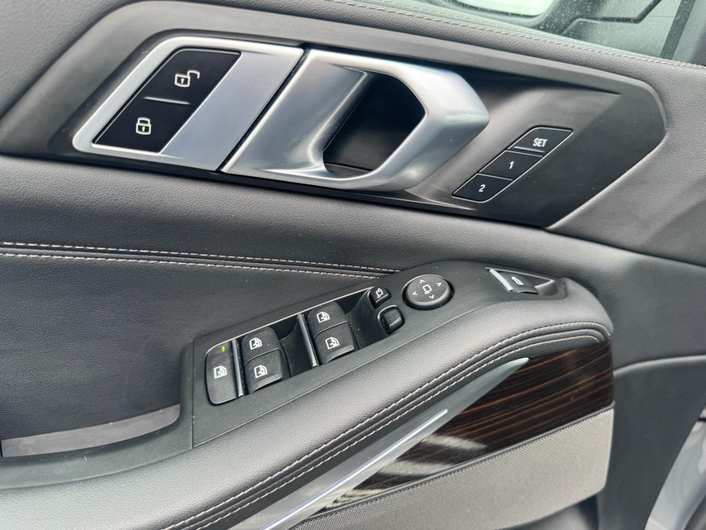 BMW X5 Vehicle Full-screen Gallery Image 16