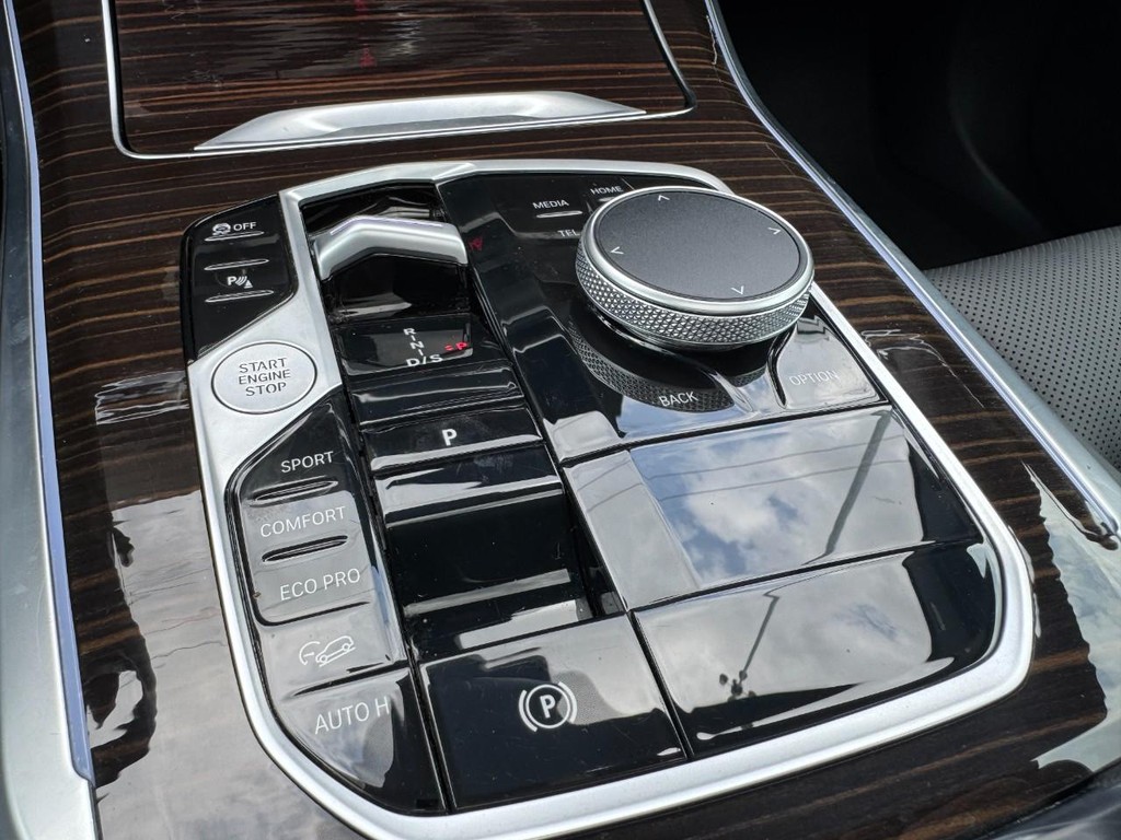 BMW X5 Vehicle Full-screen Gallery Image 17