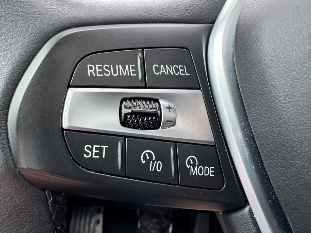 BMW X5 Vehicle Full-screen Gallery Image 18