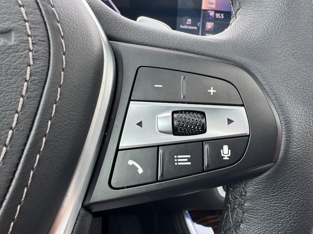 BMW X5 Vehicle Full-screen Gallery Image 19