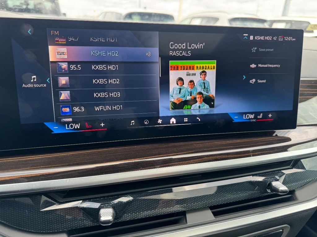 BMW X5 Vehicle Full-screen Gallery Image 21