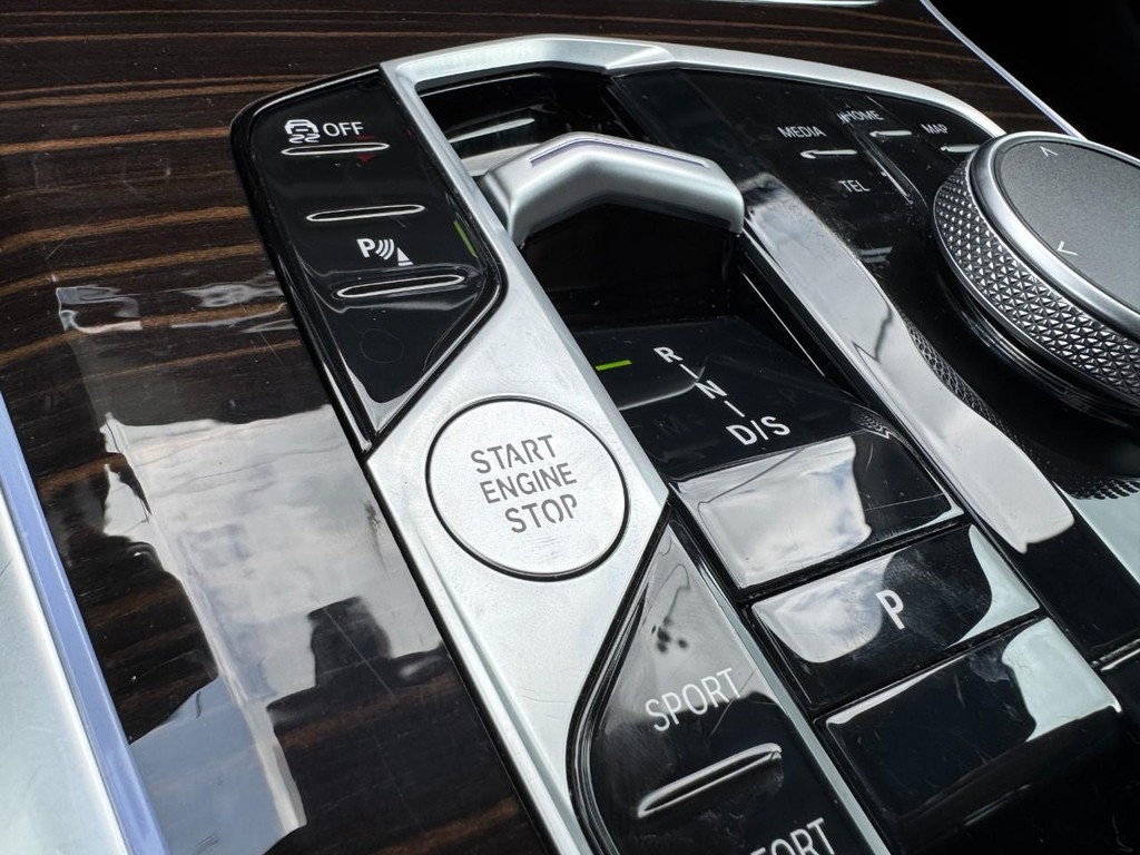 BMW X5 Vehicle Full-screen Gallery Image 24