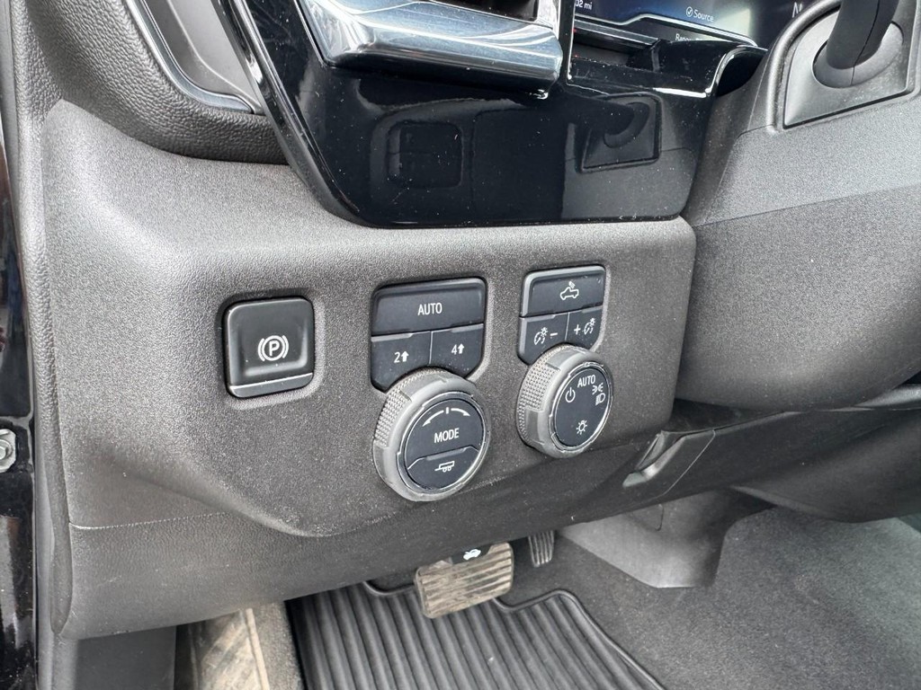 Chevrolet Silverado 1500 Vehicle Full-screen Gallery Image 16