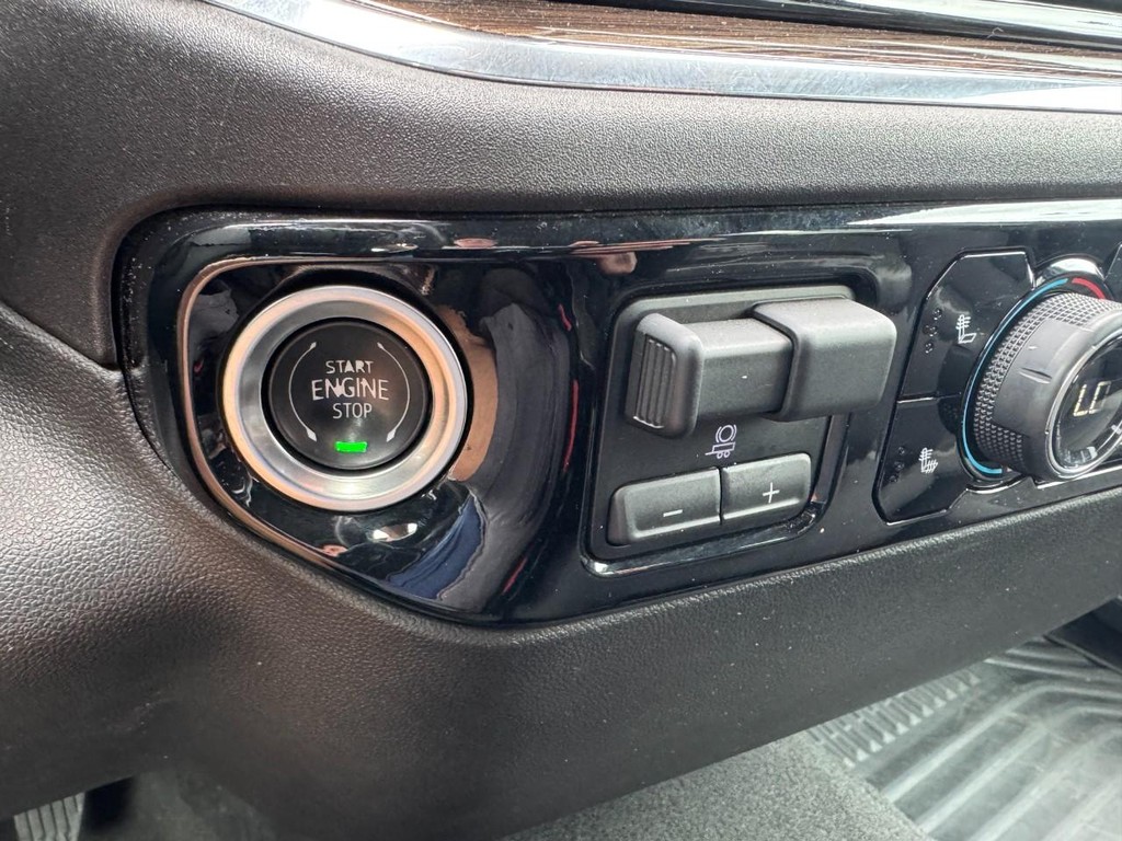 Chevrolet Silverado 1500 Vehicle Full-screen Gallery Image 23