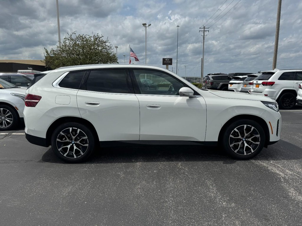 BMW X3 Vehicle Full-screen Gallery Image 02