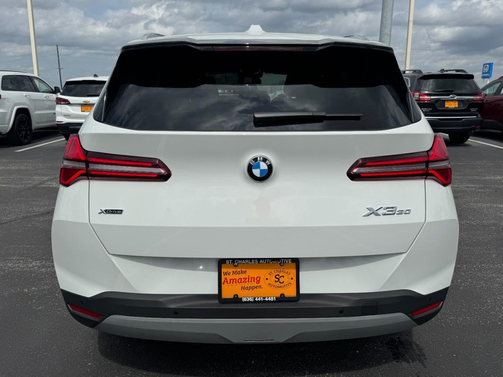 BMW X3 Vehicle Full-screen Gallery Image 04