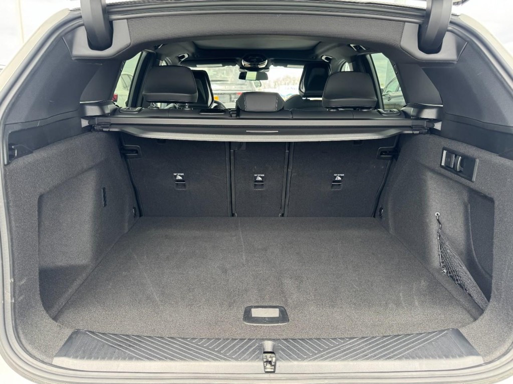 BMW X3 Vehicle Full-screen Gallery Image 06