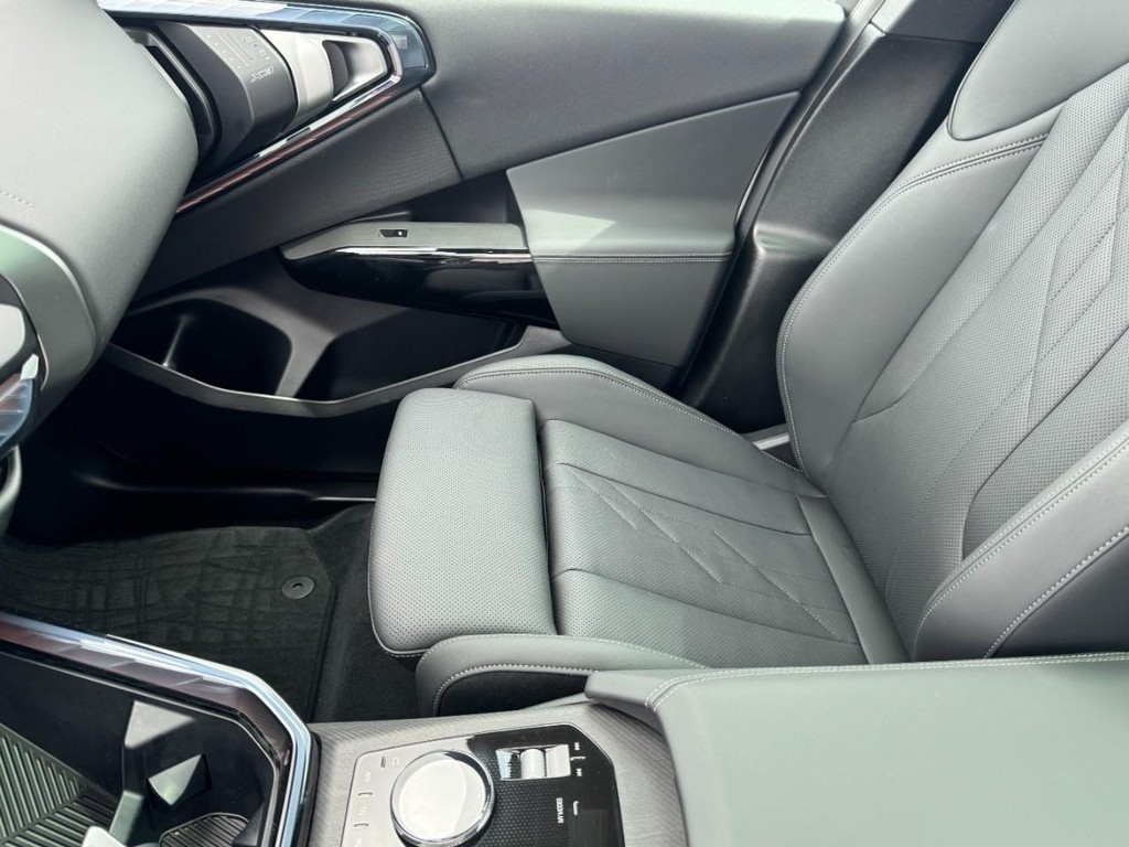 BMW X3 Vehicle Full-screen Gallery Image 14