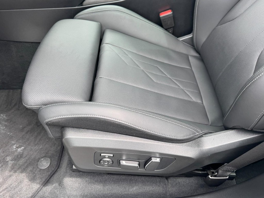 BMW X3 Vehicle Full-screen Gallery Image 15