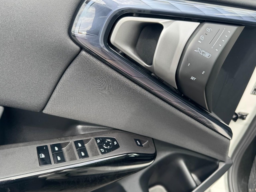 BMW X3 Vehicle Full-screen Gallery Image 16