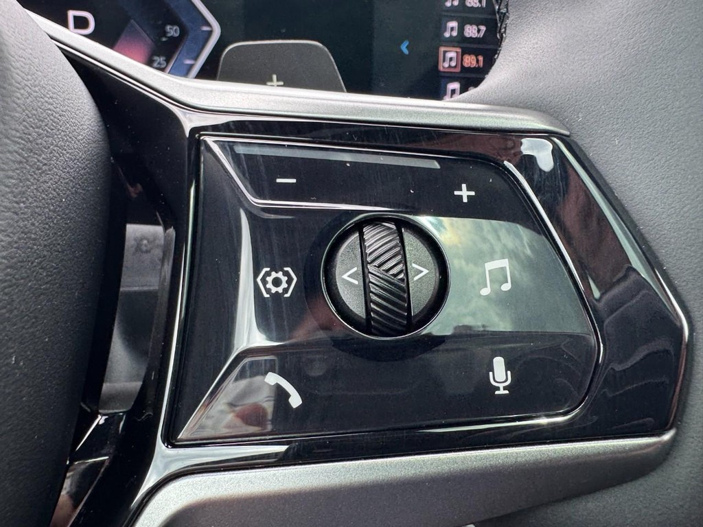 BMW X3 Vehicle Full-screen Gallery Image 18