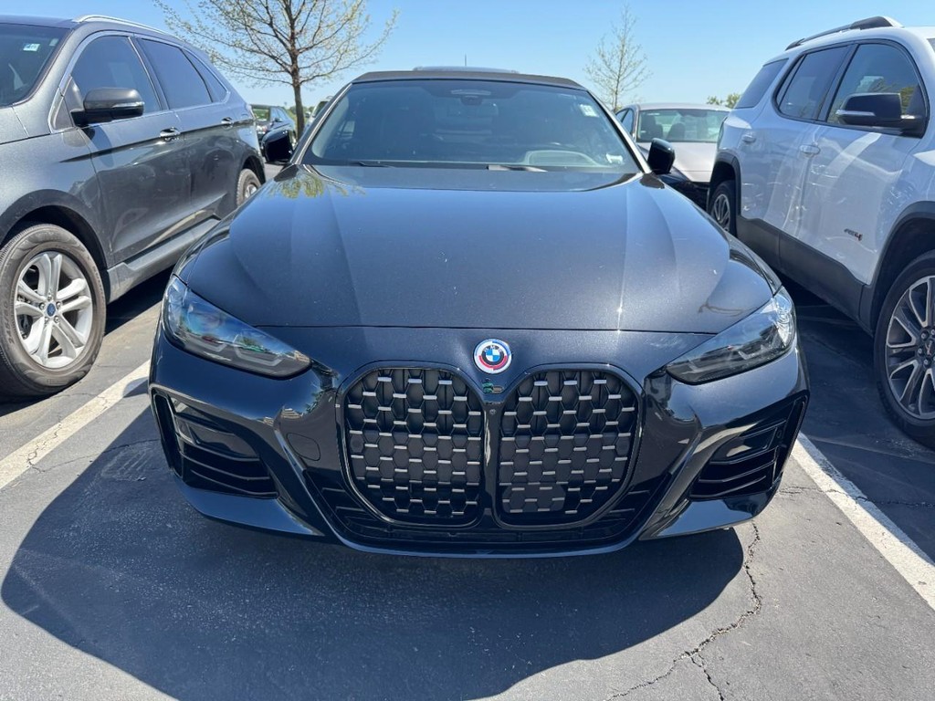 BMW 4 Series Vehicle Full-screen Gallery Image 02