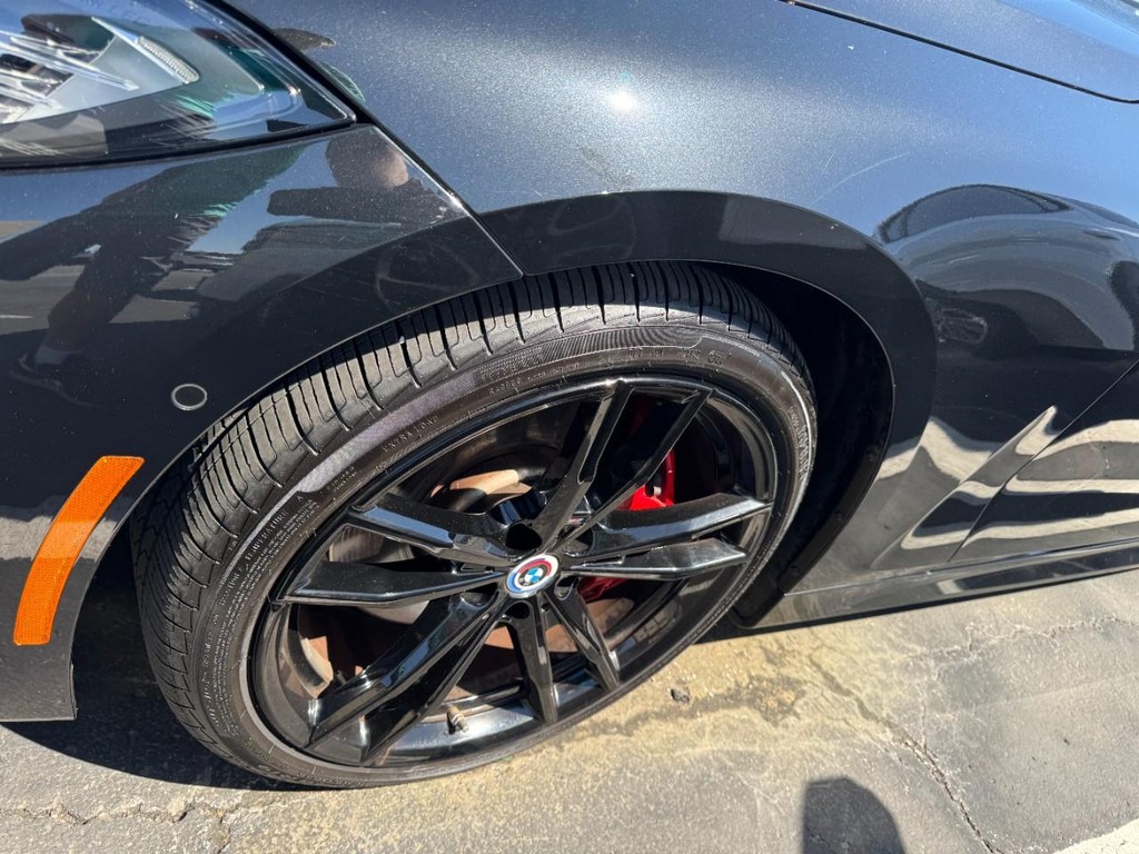 BMW 4 Series Vehicle Full-screen Gallery Image 04