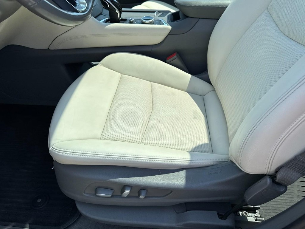 Cadillac XT6 Vehicle Full-screen Gallery Image 16