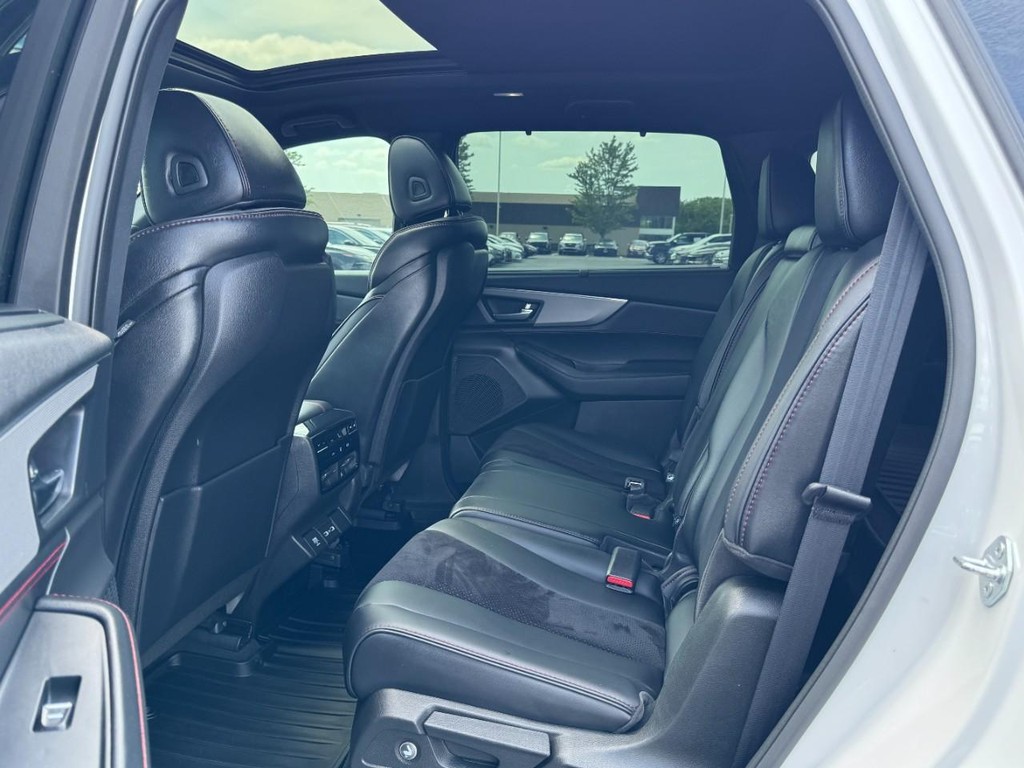 Acura MDX Vehicle Full-screen Gallery Image 10