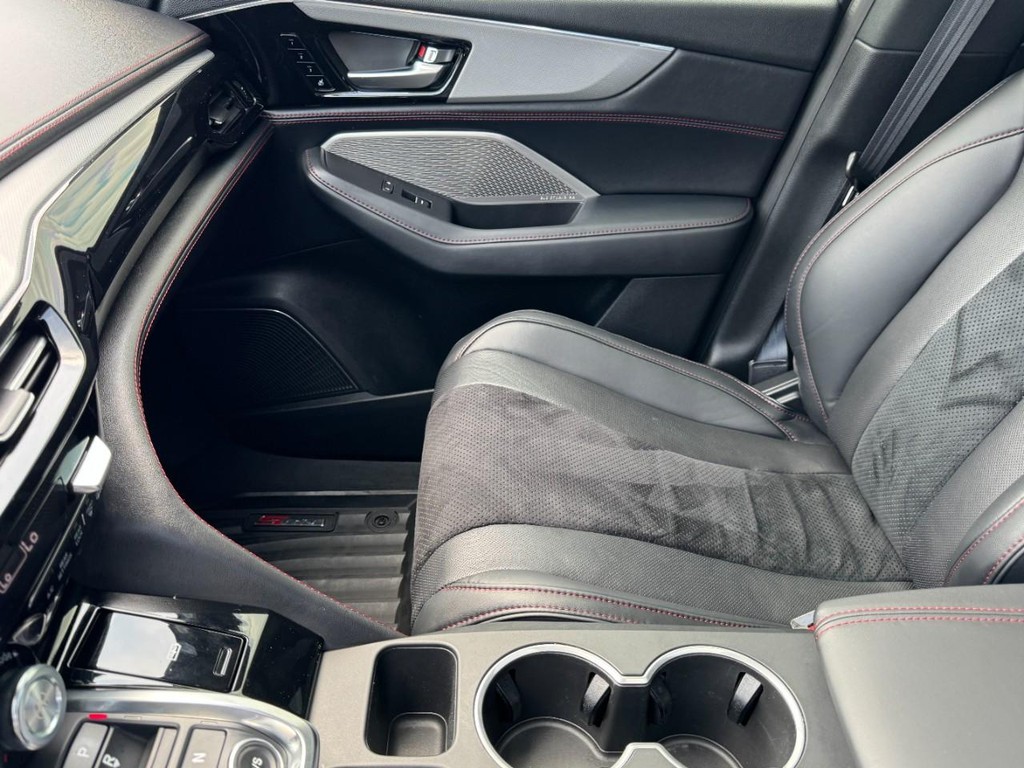 Acura MDX Vehicle Full-screen Gallery Image 15
