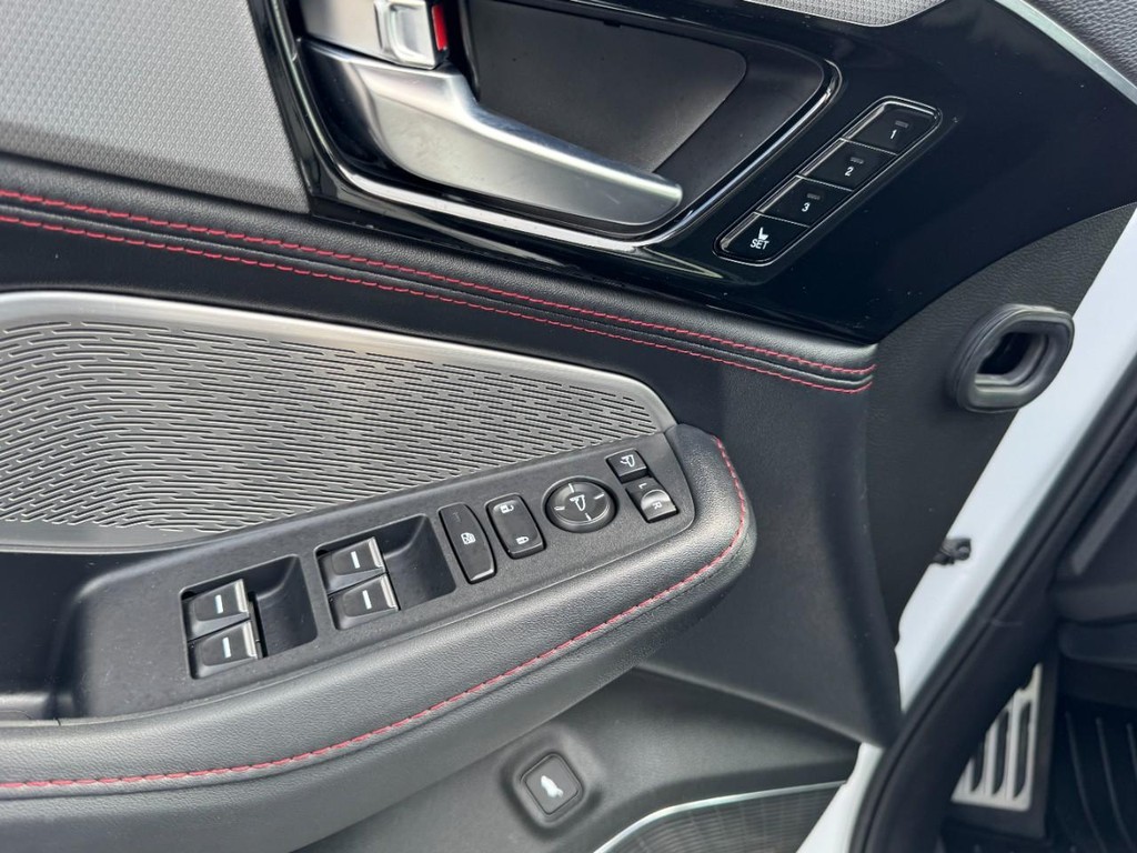 Acura MDX Vehicle Full-screen Gallery Image 17