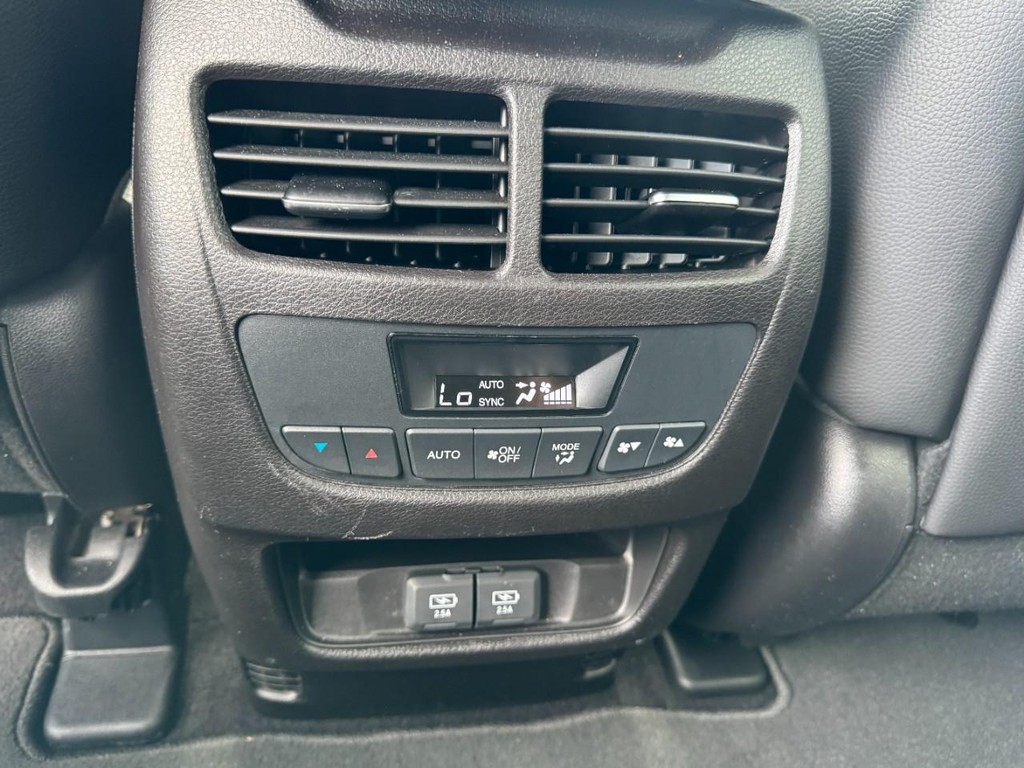 Acura MDX Vehicle Full-screen Gallery Image 12