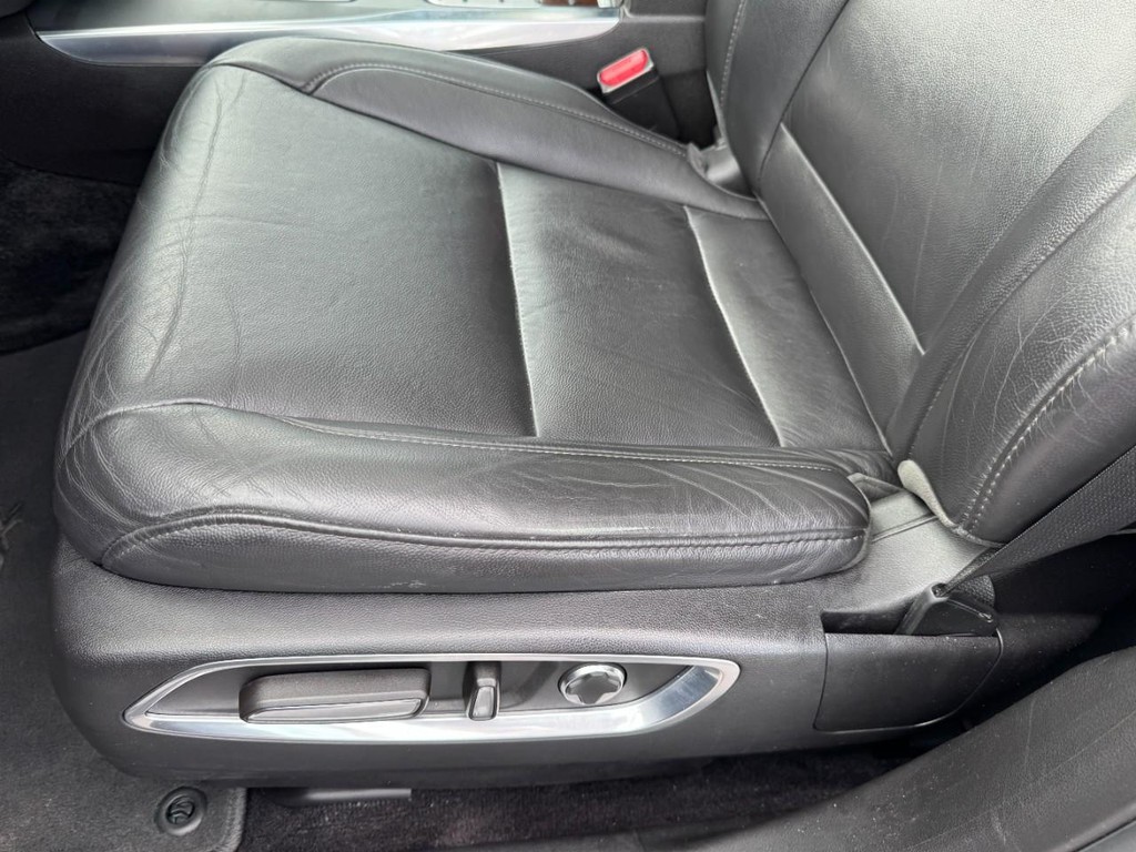 Acura MDX Vehicle Full-screen Gallery Image 16