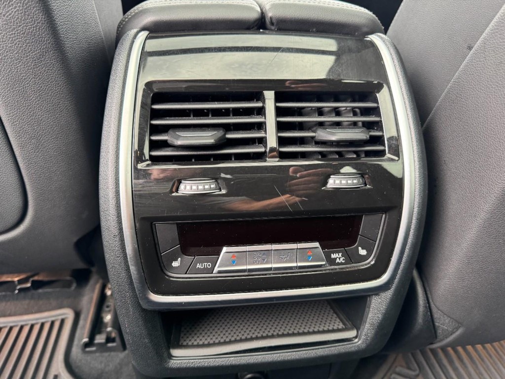 BMW X5 Vehicle Full-screen Gallery Image 12
