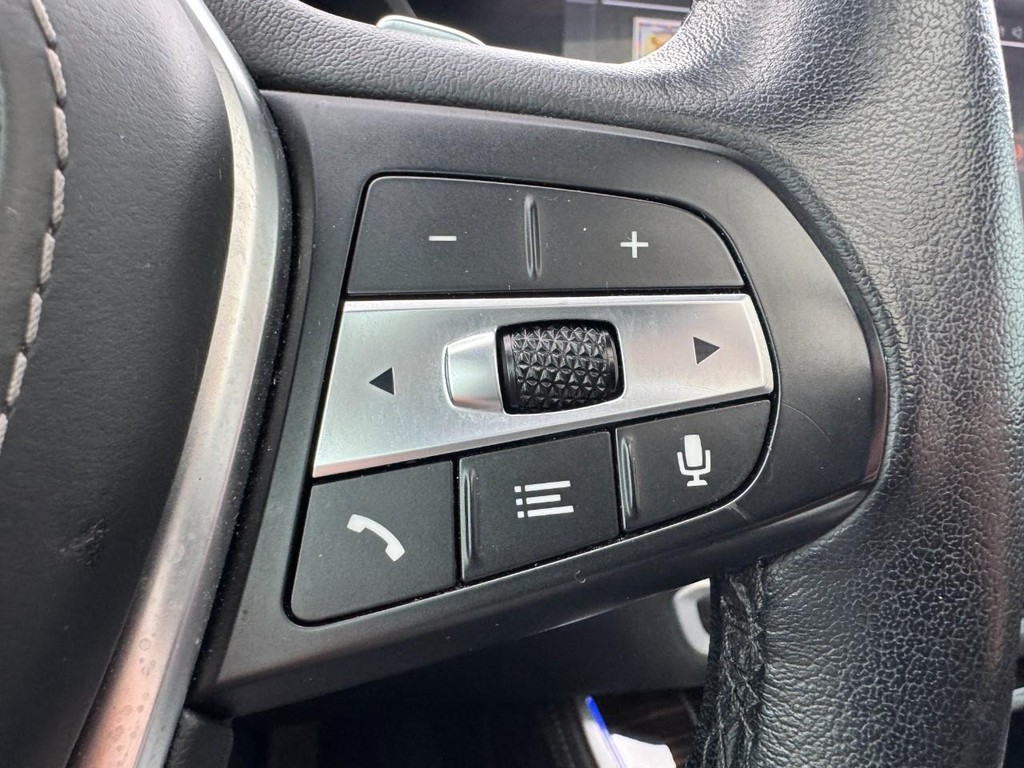 BMW X5 Vehicle Full-screen Gallery Image 19
