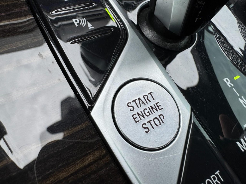 BMW X5 Vehicle Full-screen Gallery Image 24